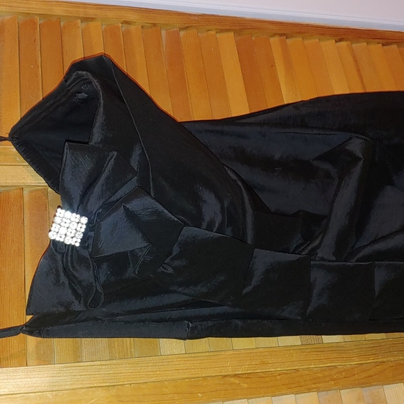 Beautiful NWOT black formal dress with boning. Size 20 plus - Picture 5 of 9